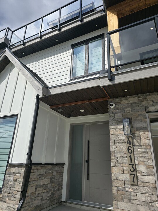 46137 Crestview Dr in Chilliwack, BC - Building Photo