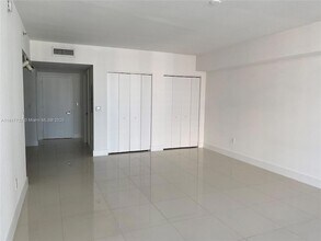 475 Brickell Ave, Unit 2410 in Miami, FL - Building Photo - Building Photo