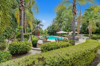 5260 Premiere Hls Dr in Los Angeles, CA - Foto de edificio - Building Photo