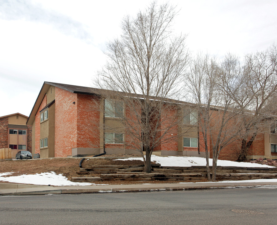 1318 Holland Park Blvd in Colorado Springs, CO - Foto de edificio