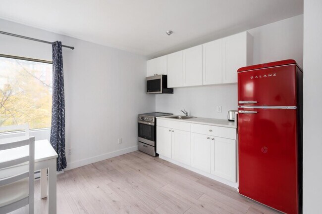 1711 R. Saint-Denis in Montréal, QC - Building Photo - Building Photo
