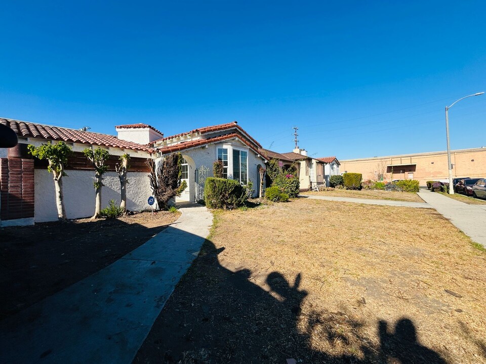 1911 Chariton St in Los Angeles, CA - Building Photo