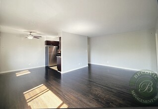 7541 N Winchester Ave, Unit 301 in Chicago, IL - Building Photo - Building Photo