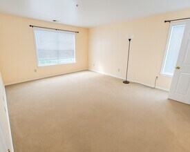 411 Waterford Dr in Edison, NJ - Building Photo - Building Photo