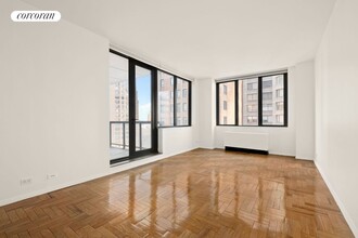 62 W 62nd St in New York, NY - Building Photo - Building Photo