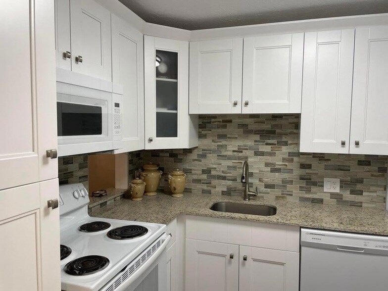 4393 Trevi Ct, Unit 106 in Greenacres, FL - Foto de edificio