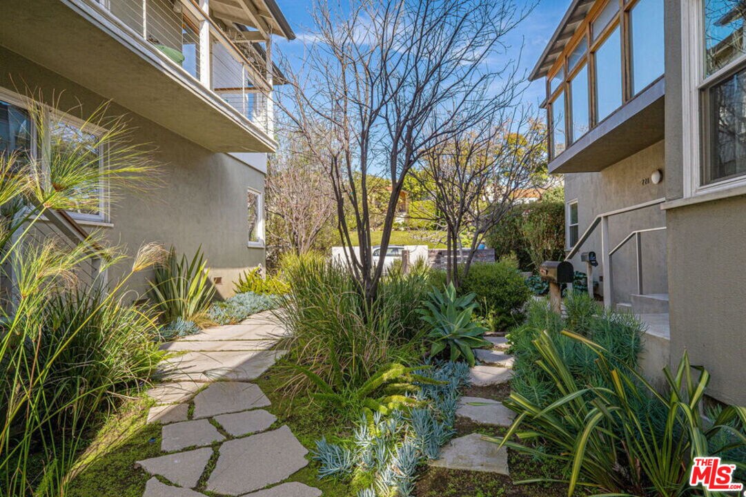 219 3rd Ave in Los Angeles, CA - Building Photo