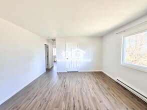 211 S Green St in Madrid, IA - Foto de edificio - Building Photo