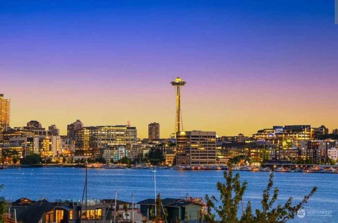 2028 Eastlake Ave E in Seattle, WA - Building Photo