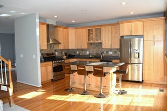 11413 Sunflower Lane, Unit 12x12 Bedroom in Fairfax, VA - Foto de edificio - Building Photo