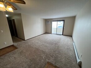 2120 Valleyhigh Dr NW, Unit C202 in Rochester, MN - Foto de edificio - Building Photo