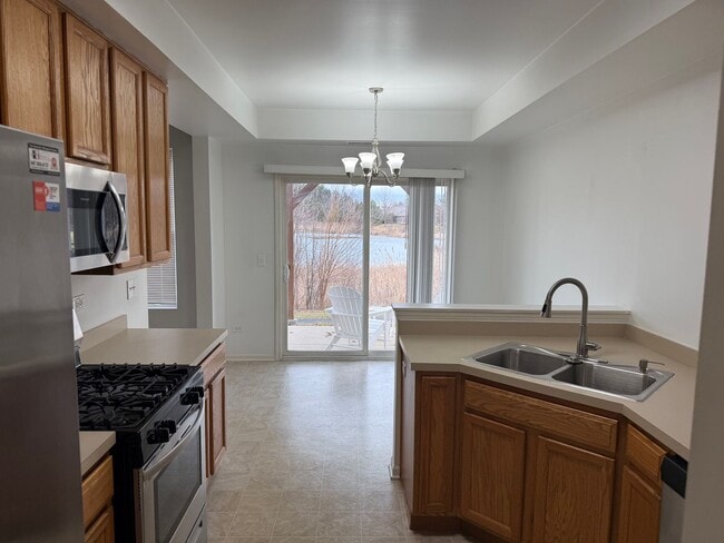 111 W Chatham Ln in Round Lake, IL - Building Photo - Building Photo