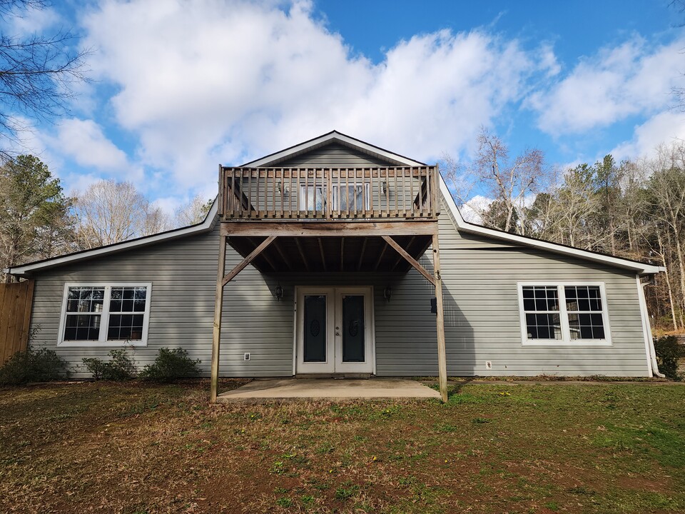 382 Indian Creek Rd in Locust Grove, GA - Building Photo