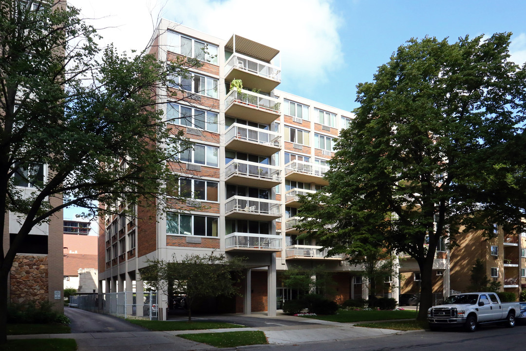 Oak Park Towers in Oak Park, IL - Building Photo