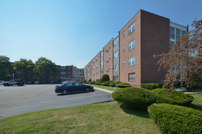 Saxon Road in Wethersfield, CT - Foto de edificio - Building Photo