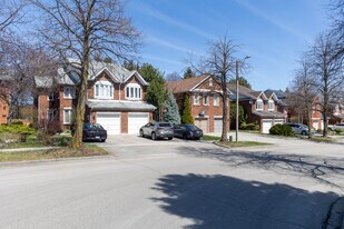 12 Brownstone Cir in Thornhill, ON - Building Photo