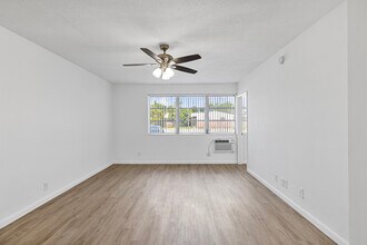 Pine Crest Apartments in Fort Lauderdale, FL - Building Photo - Interior Photo