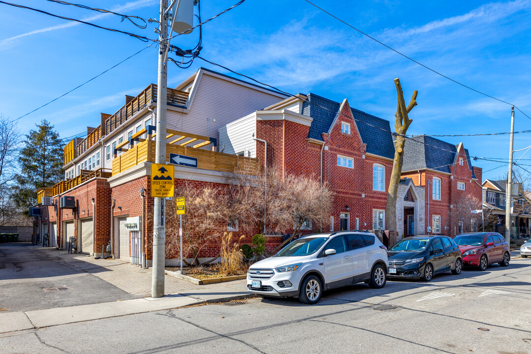 8 Archgate Ln in Toronto, ON - Building Photo