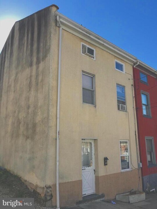 145 Levering St in Philadelphia, PA - Building Photo