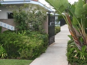 1631-1645 Tustin Ave in Costa Mesa, CA - Foto de edificio - Building Photo