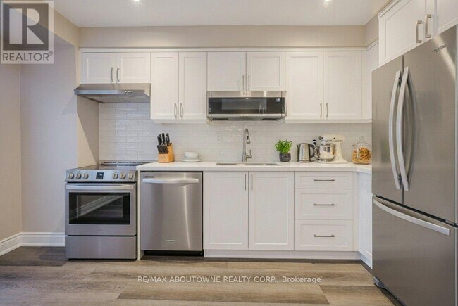 13 Normandy Pl in Oakville, ON - Building Photo - Building Photo