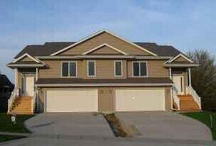 1474 Palisades Dr in Coralville, IA - Building Photo