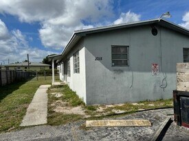 1015 Avenue I in Riviera Beach, FL - Building Photo