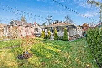 8042 Earl Ave NW in Seattle, WA - Building Photo - Building Photo