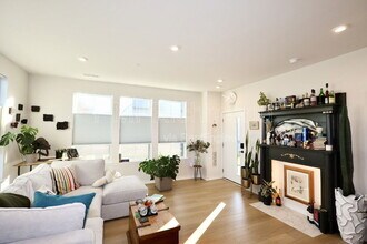 2445 Ownby Ln in Richmond, VA - Building Photo - Building Photo