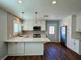 7915 Coldwater Canyon Ave in Los Angeles, CA - Building Photo