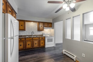 Hartwell Place Apartments in Waukesha, WI - Building Photo