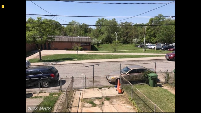 2102 Parksley Ave in Baltimore, MD - Foto de edificio - Building Photo