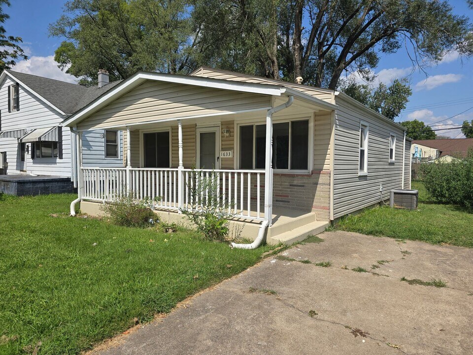 1633 Sycamore St in Granite City, IL - Building Photo