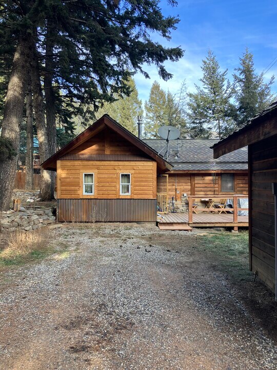 63831 Gallatin Rd in Gallatin Gateway, MT - Building Photo