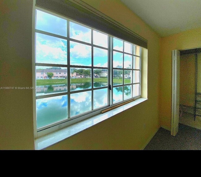 14273 SW 121st Pl in Miami, FL - Foto de edificio - Building Photo