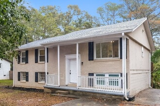 8202 Kendrick Rd in Jonesboro, GA - Foto de edificio - Building Photo