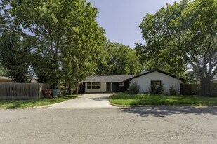 1103 N Grant Dr in Sherman, TX - Building Photo