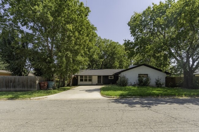 property at 1103 N Grant Dr