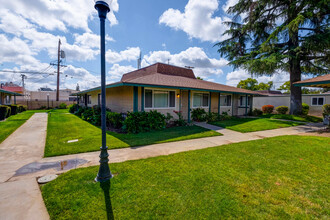 Shields-West Apartments in Fresno, CA - Building Photo - Building Photo