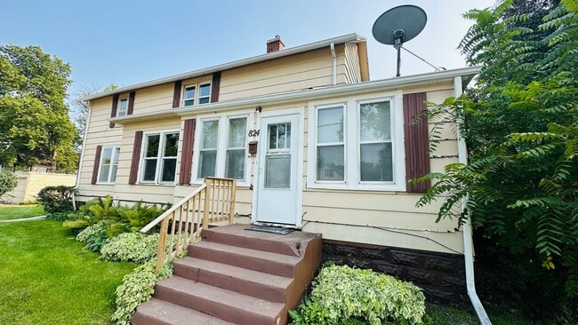 822 N Washington St in Aberdeen, SD - Foto de edificio - Building Photo