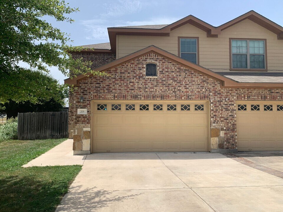 201 Anne Louise Dr in New Braunfels, TX - Building Photo