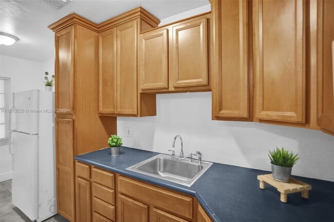 1860 Venice Park Dr in North Miami, FL - Building Photo - Building Photo