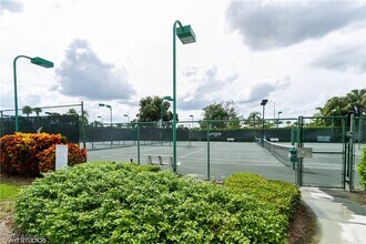 2608 Sailors Way in Naples, FL - Foto de edificio - Building Photo