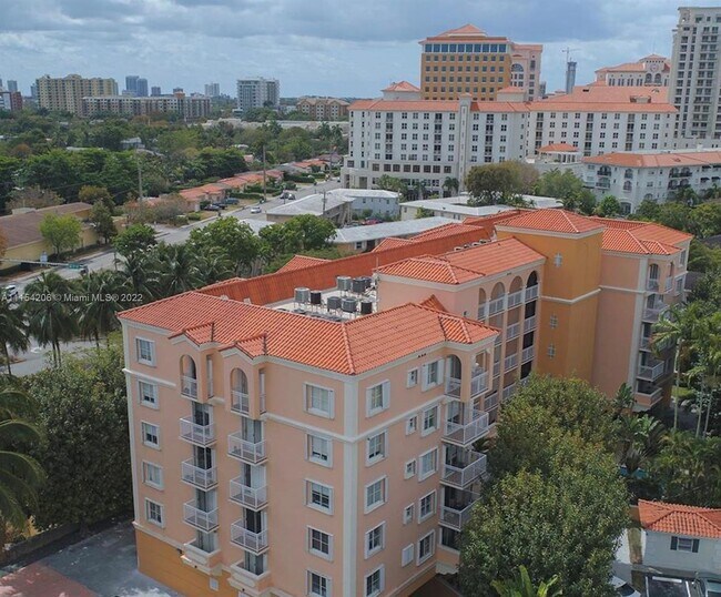 1 Alhambra Cir-Unit -203 in Coral Gables, FL - Building Photo - Building Photo