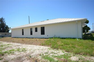 2188 Barker Blvd in Ft. Myers, FL - Foto de edificio - Building Photo