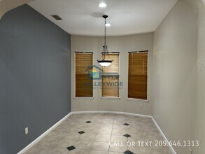 2555 Crestmore Cir in Stockton, CA - Foto de edificio - Building Photo