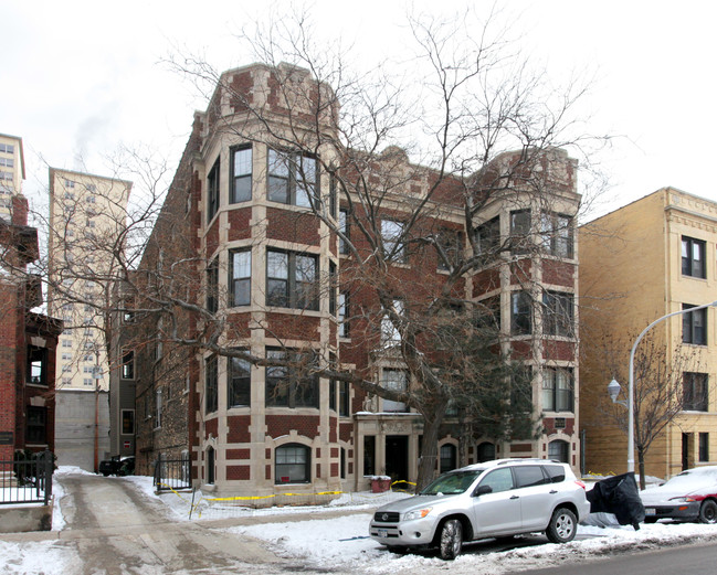 3929 N Pine Grove Ave in Chicago, IL - Building Photo - Building Photo