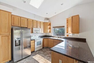 1975 Putnam Dr in Reno, NV - Foto de edificio - Building Photo
