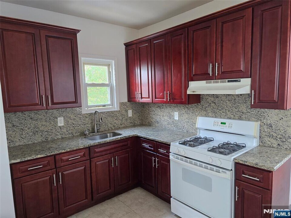740 Riverside Ave in Lyndhurst, NJ - Building Photo