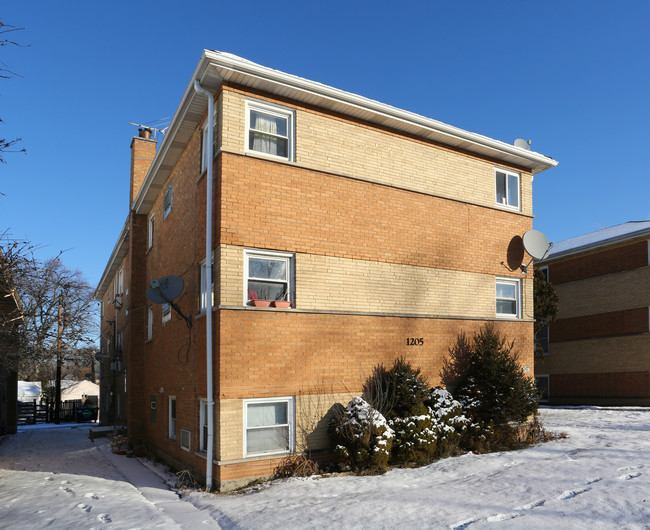 1205 E Roosevelt Rd in Wheaton, IL - Foto de edificio - Building Photo